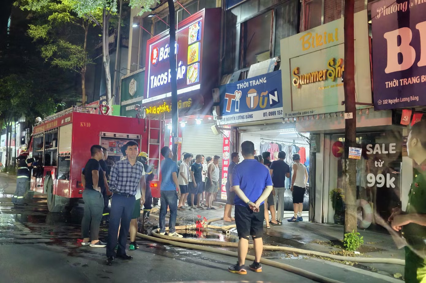 Lực lượng chữa cháy có mặt tại hiện trường. Hà Nội: 4 người kẹt trong đám cháy cửa hàng thời trang - Ảnh 2.