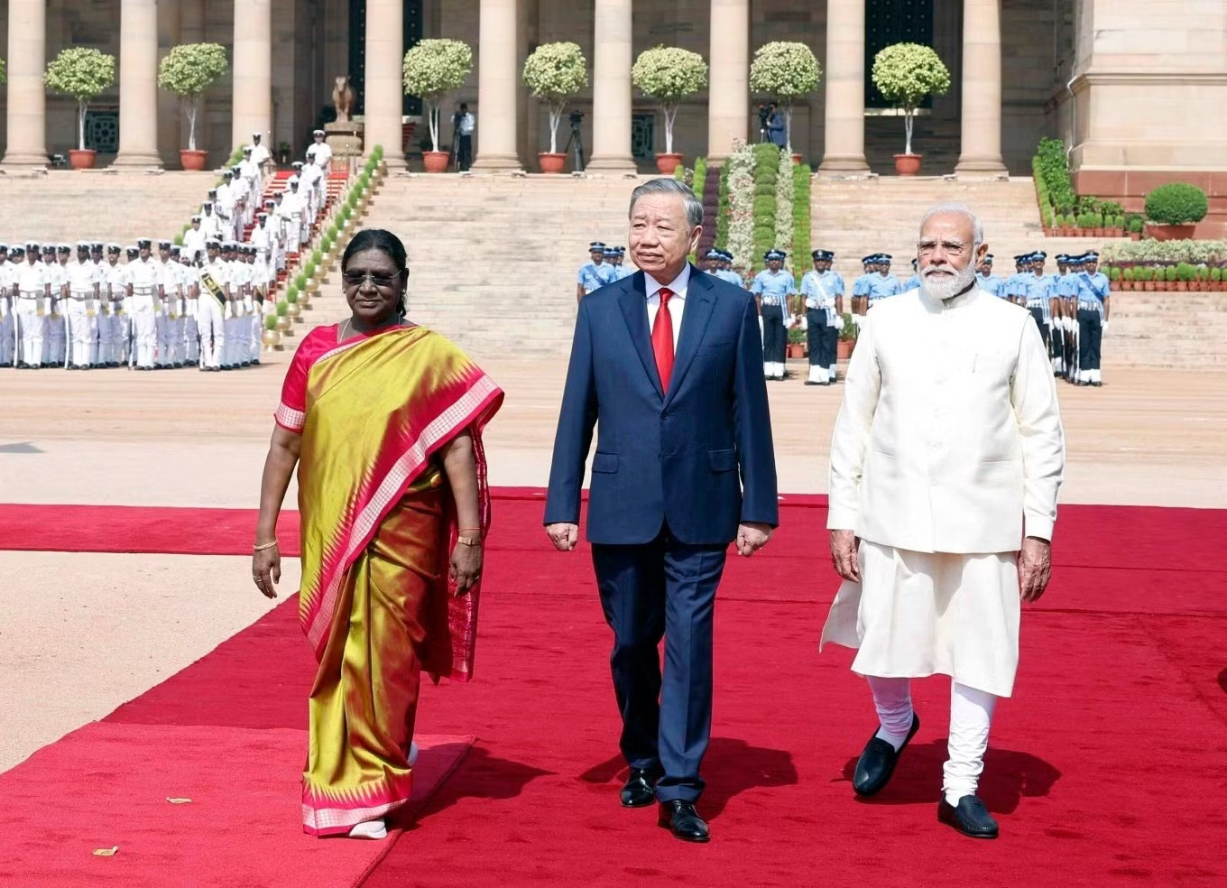 Tổng thống Ấn Độ Droupadi Murmu (bên trái) và Thủ tướng Ấn Độ Narendra Modi (bên phải) đồng chủ trì lễ đón Tổng Bí thư, Chủ tịch nước Tô Lâm ngày 6/5/2026. Ảnh: TTXVN. Ấn Độ ở tuổi 80: Hành trình trở thành cường quốc tự cường và đối tác chiến lược toàn diện tăng cường với Việt Nam - Ảnh 3.