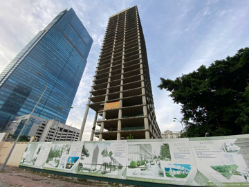 Cận cảnh tòa tháp chọc trời nằm 'sát sườn' Landmark 72 sau hơn một thập kỷ bỏ hoang