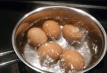 Luộc trứng mà cho vào nước lạnh là sai lầm lớn: Đầu bếp lâu năm chỉ bí kíp giúp trứng chín thơm ngon, giữ nguyên dưỡng chất