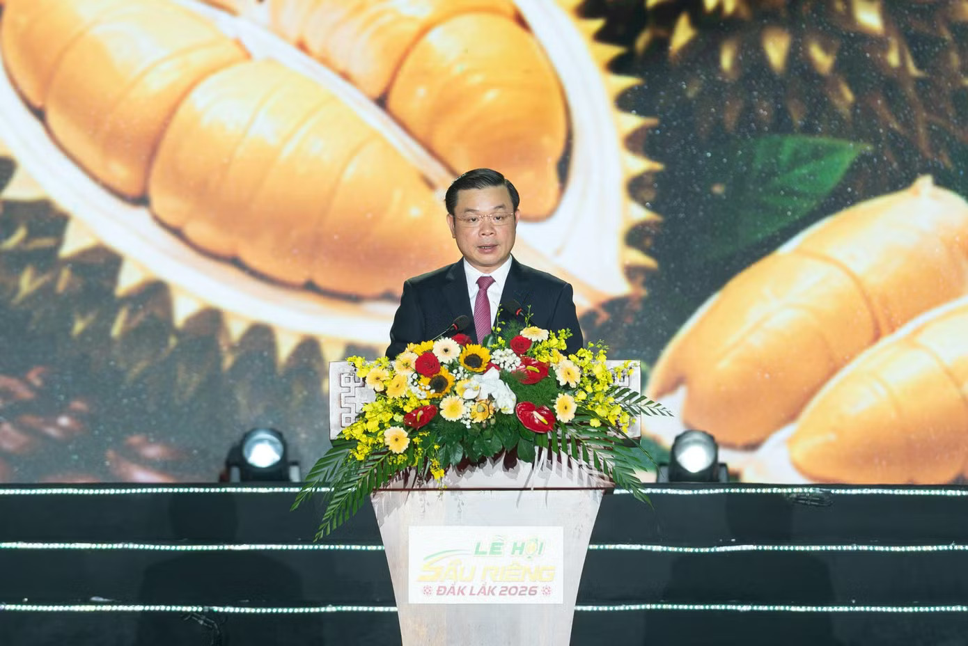 Ông Đỗ Hữu Huy - Chủ tịch UBND tỉnh Đắk Lắk - phát biểu khai mạc lễ hội. Xác lập kỷ lục 'chiếc gùi sầu riêng lớn nhất Việt Nam' - Ảnh 1.
