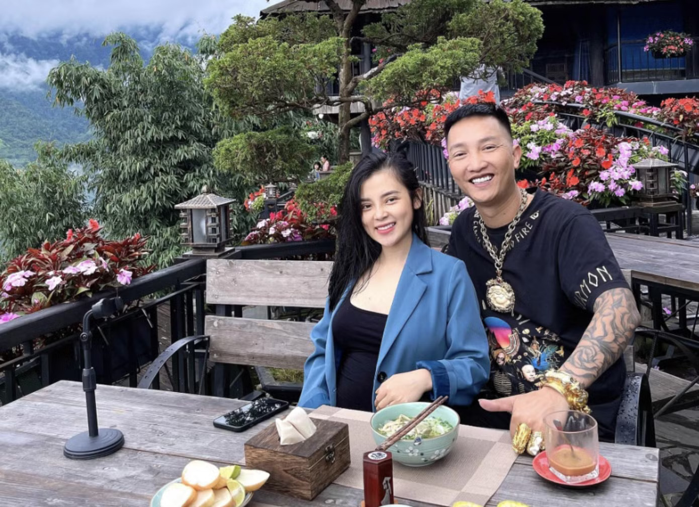 Phạm Thị Ngọc Linh vẫn nhận nhiều ý kiến trái chiều từ cộng đồng mạng với hình ảnh cuộc sống xa hoa, thường xuyên phô trương tài sản. Ảnh: FB Chân dung bị can Phạm Thị Ngọc Linh - vợ Huấn Hoa Hồng - Ảnh 2.