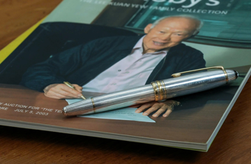 Cây bút của cố Thủ tướng Singapore Lý Quang Diệu được bán với giá 9,4 tỷ đồng