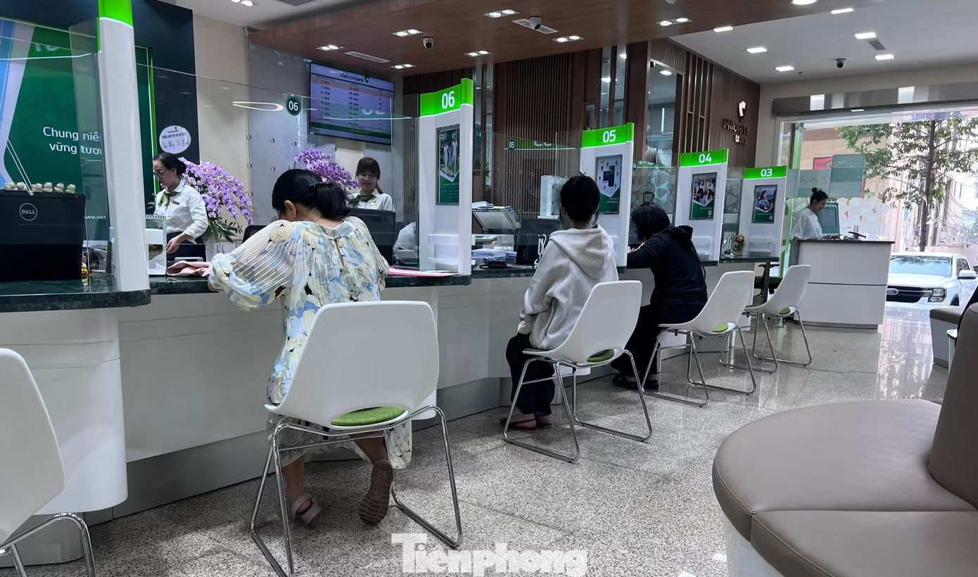 Lãi suất hấp dẫn, người dân gửi tiền vào ngân hàng tăng kỷ lục. Dòng tiền khổng lồ đổ vào ngân hàng, sao doanh nghiệp không thể tiếp cận? - Ảnh 1.