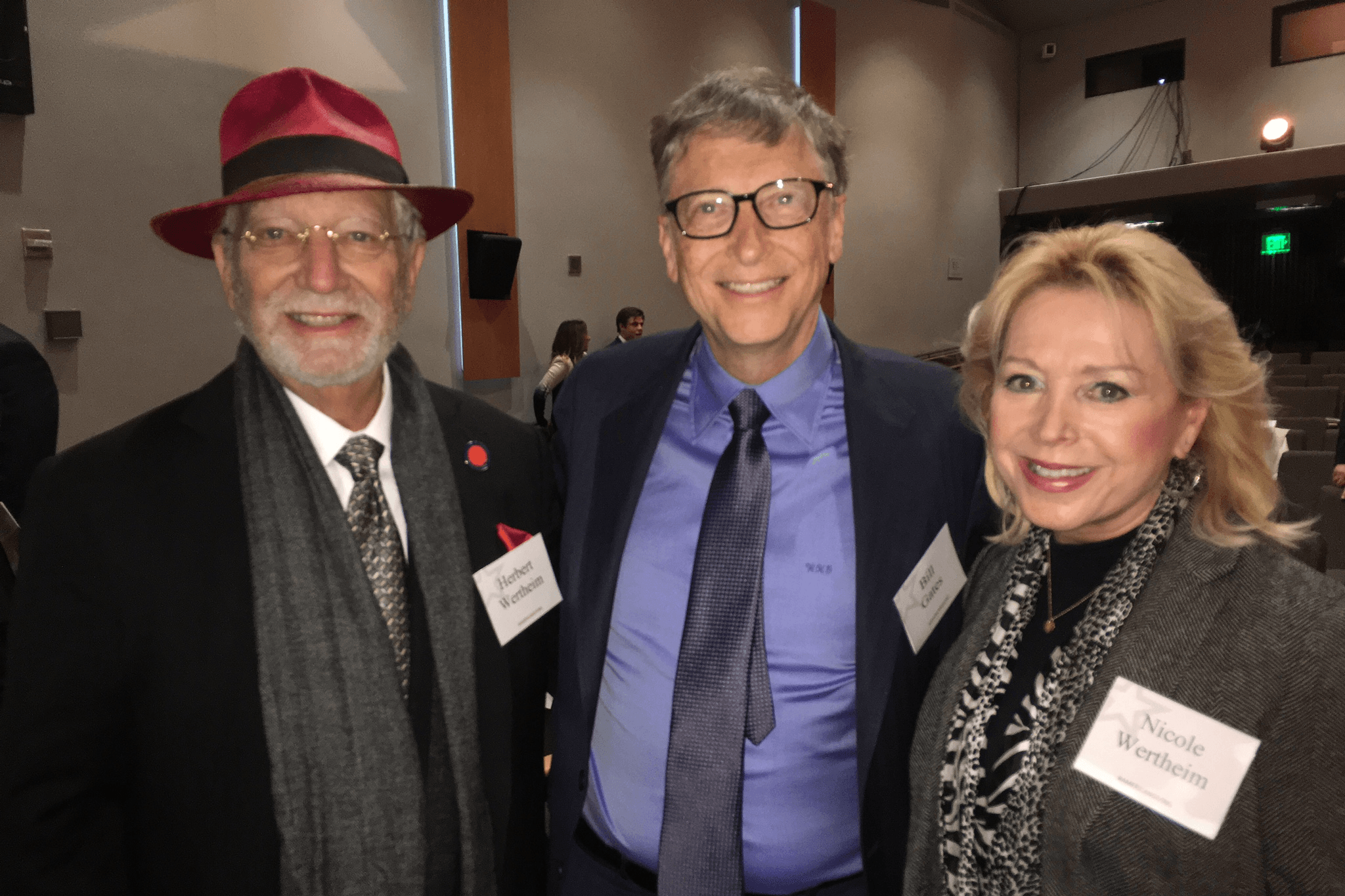 Ông Herbert Wertheim gặp gỡ tỷ phú công nghệ Bill Gates tại một sự kiện. Đại gia nào là chủ nhân của siêu xe điện Ferrari Luce 40 triệu USD? - Ảnh 4.
