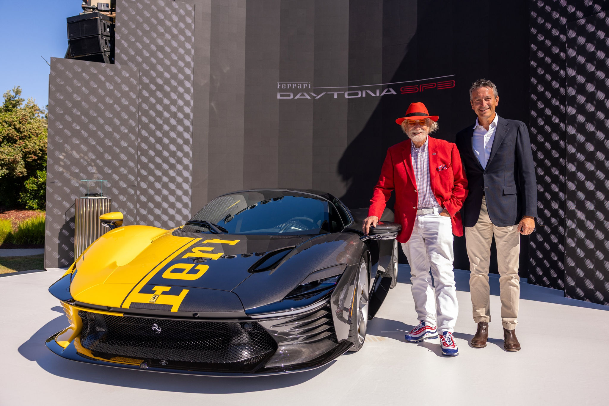 Vào năm ngoái, ông cũng đấu giá thành công siêu xe Ferrari Daytona SP3 'Tailor Made' cuối cùng với số tiền 26 triệu USD, và toàn bộ lợi nhuận thu được sẽ chuyển vào quỹ The Ferrari Foundation. Đại gia nào là chủ nhân của siêu xe điện Ferrari Luce 40 triệu USD? - Ảnh 2.