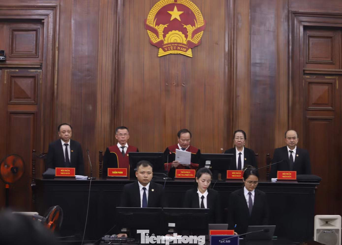 Xét xử Chi Dân, An Tây, 'Cô tiên từ thiện' hầu tòa tại đầu cầu Trại tạm giam Chí Hòa - Ảnh 6.