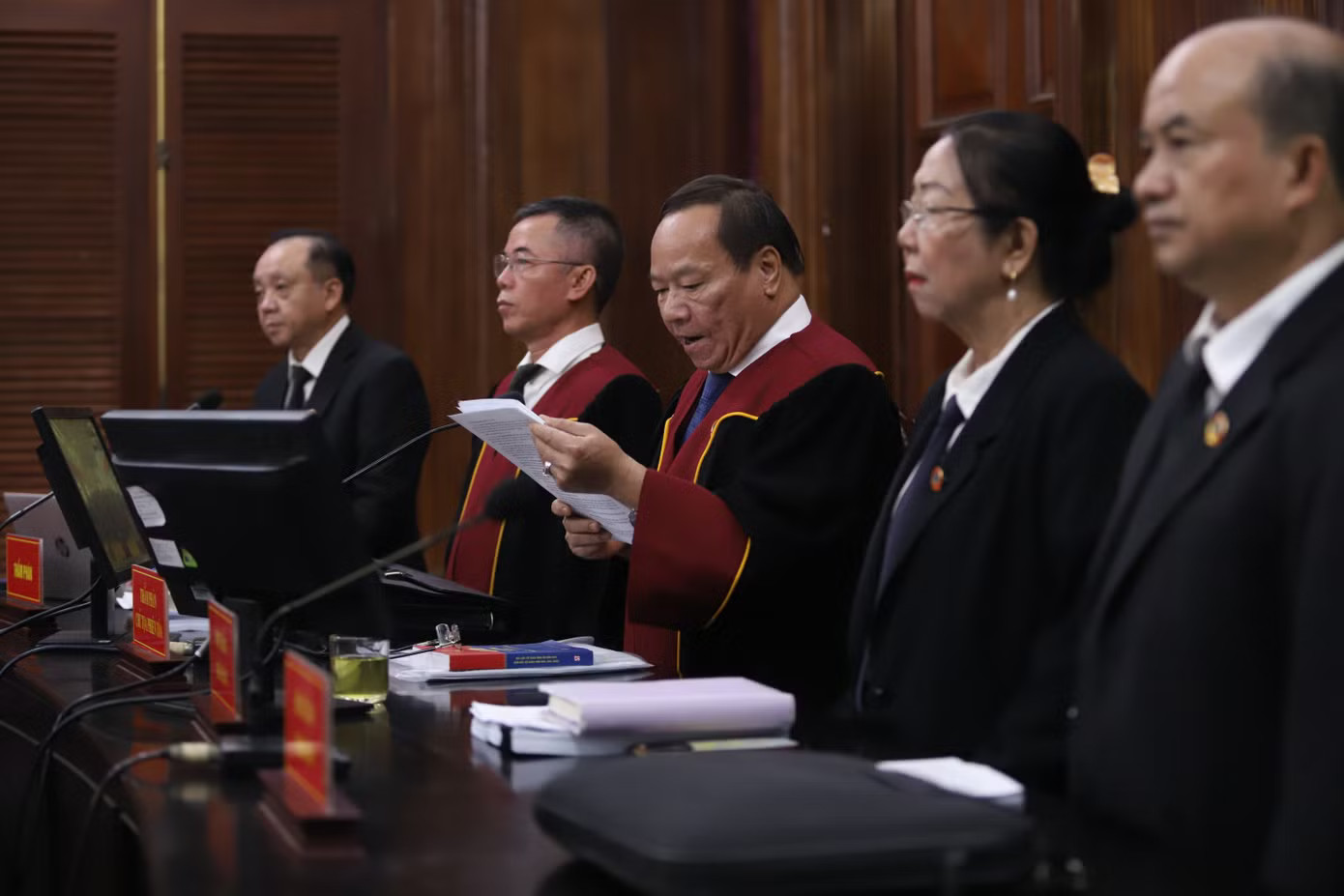 Xét xử Chi Dân, An Tây, 'Cô tiên từ thiện' hầu tòa tại đầu cầu Trại tạm giam Chí Hòa - Ảnh 17.