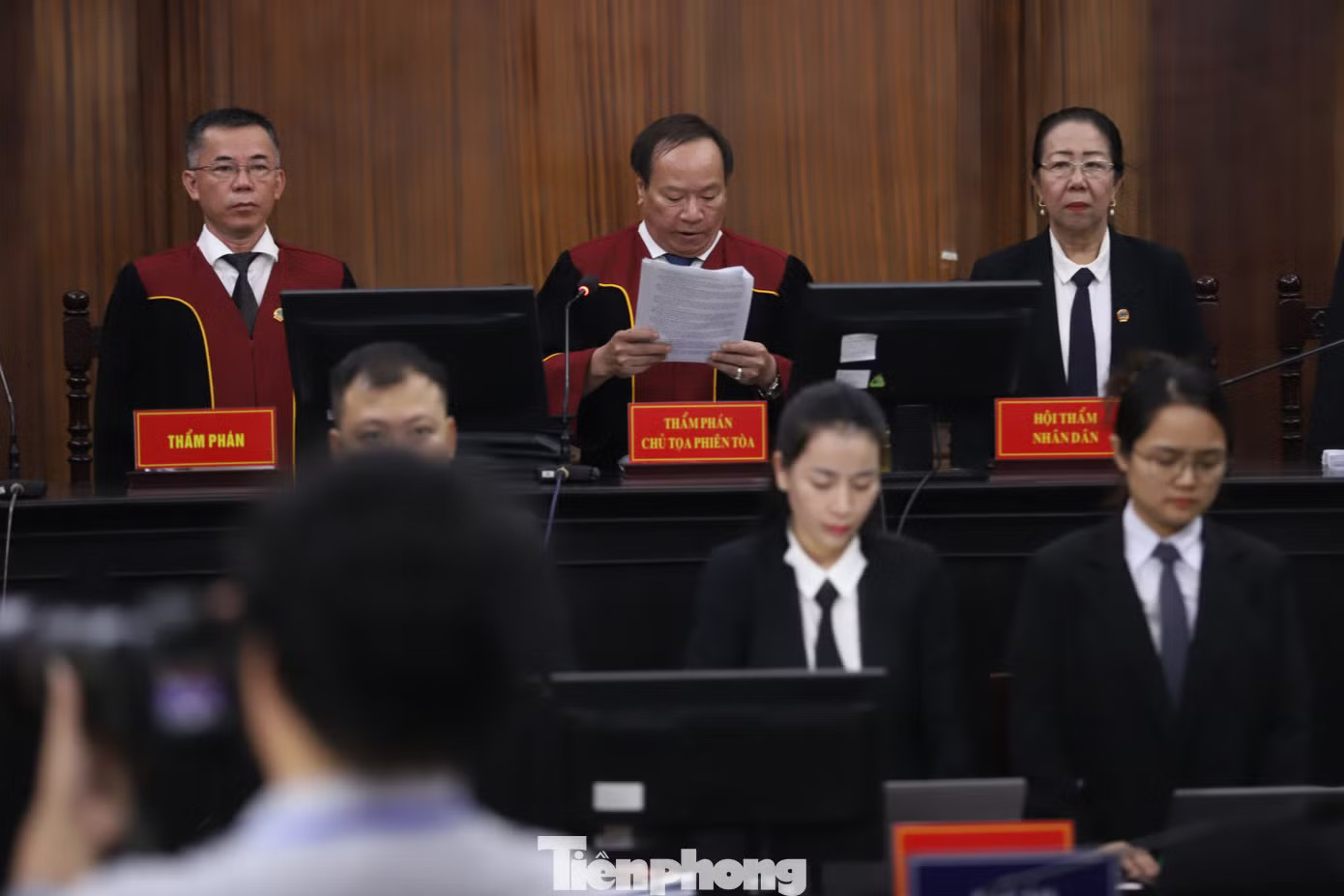 Xét xử Chi Dân, An Tây, 'Cô tiên từ thiện' hầu tòa tại đầu cầu Trại tạm giam Chí Hòa - Ảnh 21.