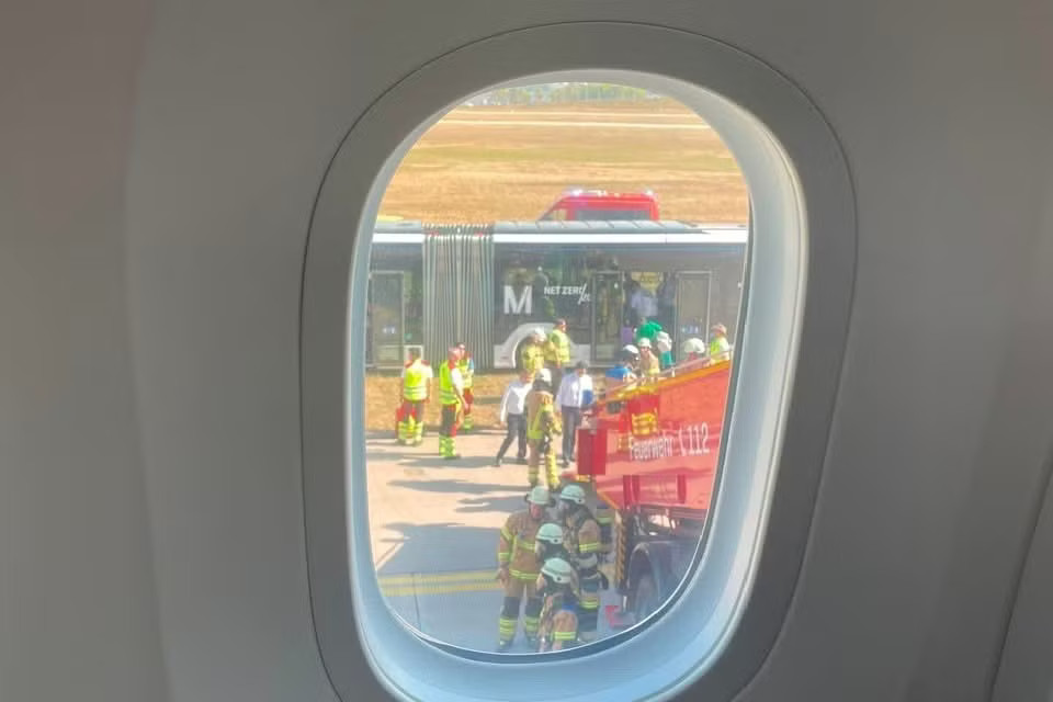Chuyến bay VN 34 hạ cánh an toàn tại Munich (ảnh: NVCC). Máy bay Việt Nam gặp sự cố tại Đức: Phía sau câu lệnh 'Cúi xuống! Keep down!' - Ảnh 1.