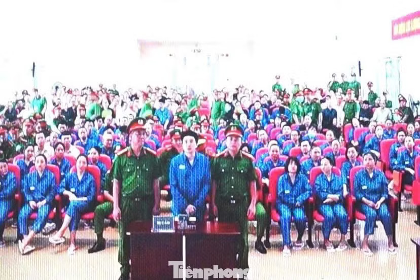 Xét xử Chi Dân, An Tây, 'Cô tiên từ thiện' hầu tòa tại đầu cầu Trại tạm giam Chí Hòa - Ảnh 12.