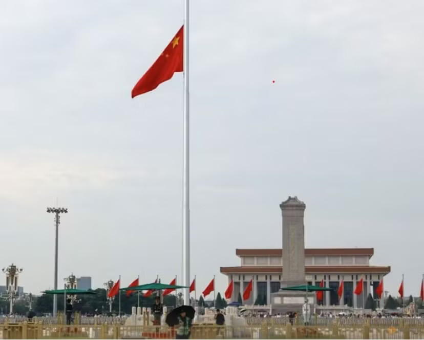Trung Quốc treo cờ rủ trên quảng trường Thiên An Môn. Ảnh: Reuters Trung Quốc tưởng niệm nguyên Thủ tướng Chu Dung Cơ - Ảnh 1.