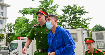 Cựu Thứ trưởng Nguyễn Bá Hoan ra tòa với cáo buộc nhận hối lộ 16 tỷ đồng