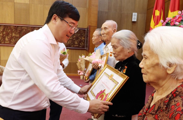 Mỗi Đảng viên được nhận 6.325.000 đồng cùng Huy hiệu, ai thuộc nhóm đối tượng hưởng và thời gian tổ chức trao?