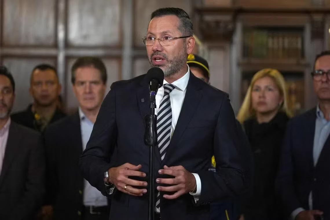 Bộ trưởng Nhà ở Colombia Jaime Andres Beltran. (Ảnh: EPA) Bộ trưởng Colombia hứng chỉ trích vì đi tắm biển giữa lúc người dân vật lộn sau động đất - Ảnh 1.