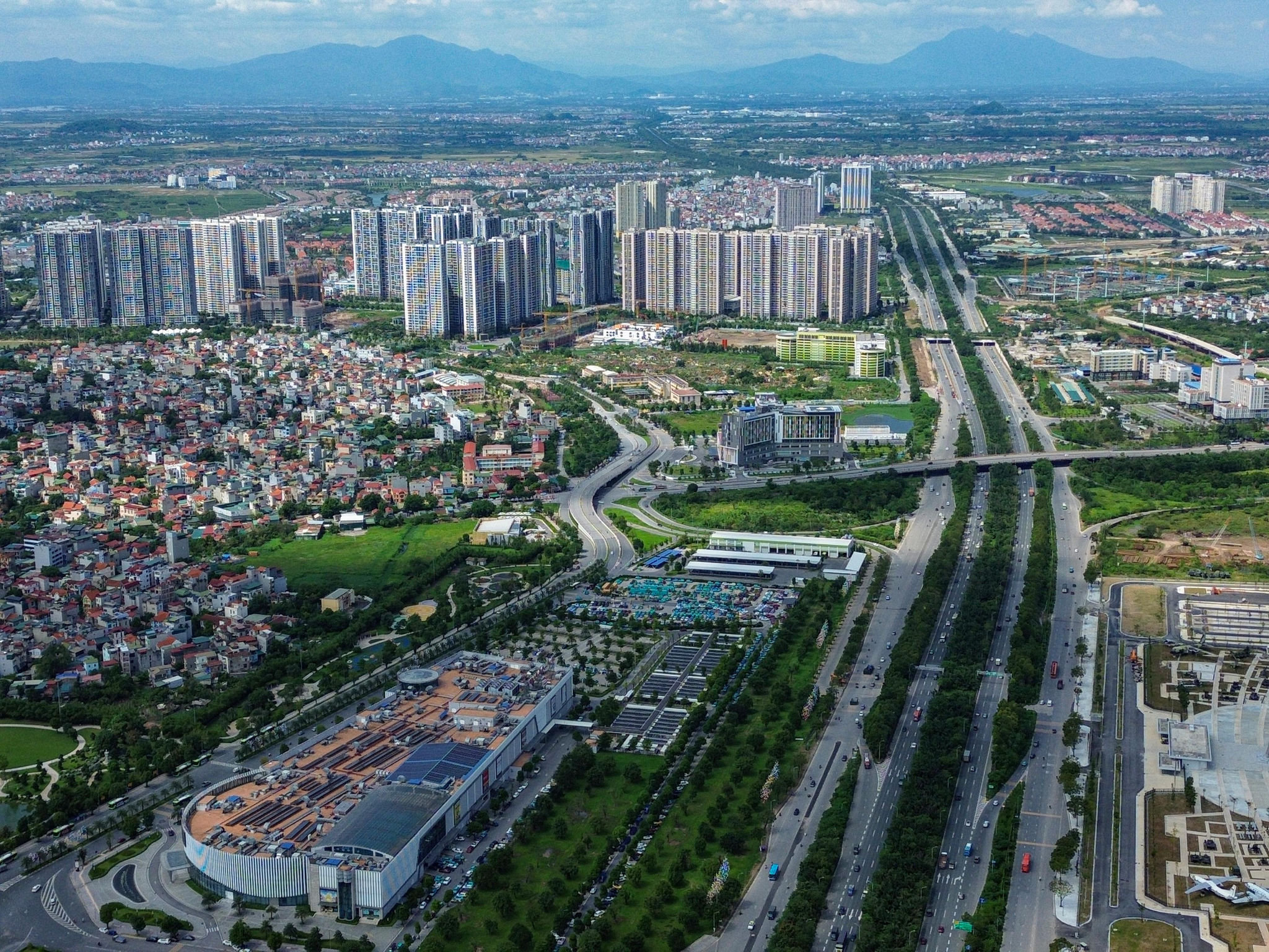 Thị trường bất động sản Việt Nam trải qua nhiều thăng trầm trong 20 năm qua. Ảnh: Hồng Quang