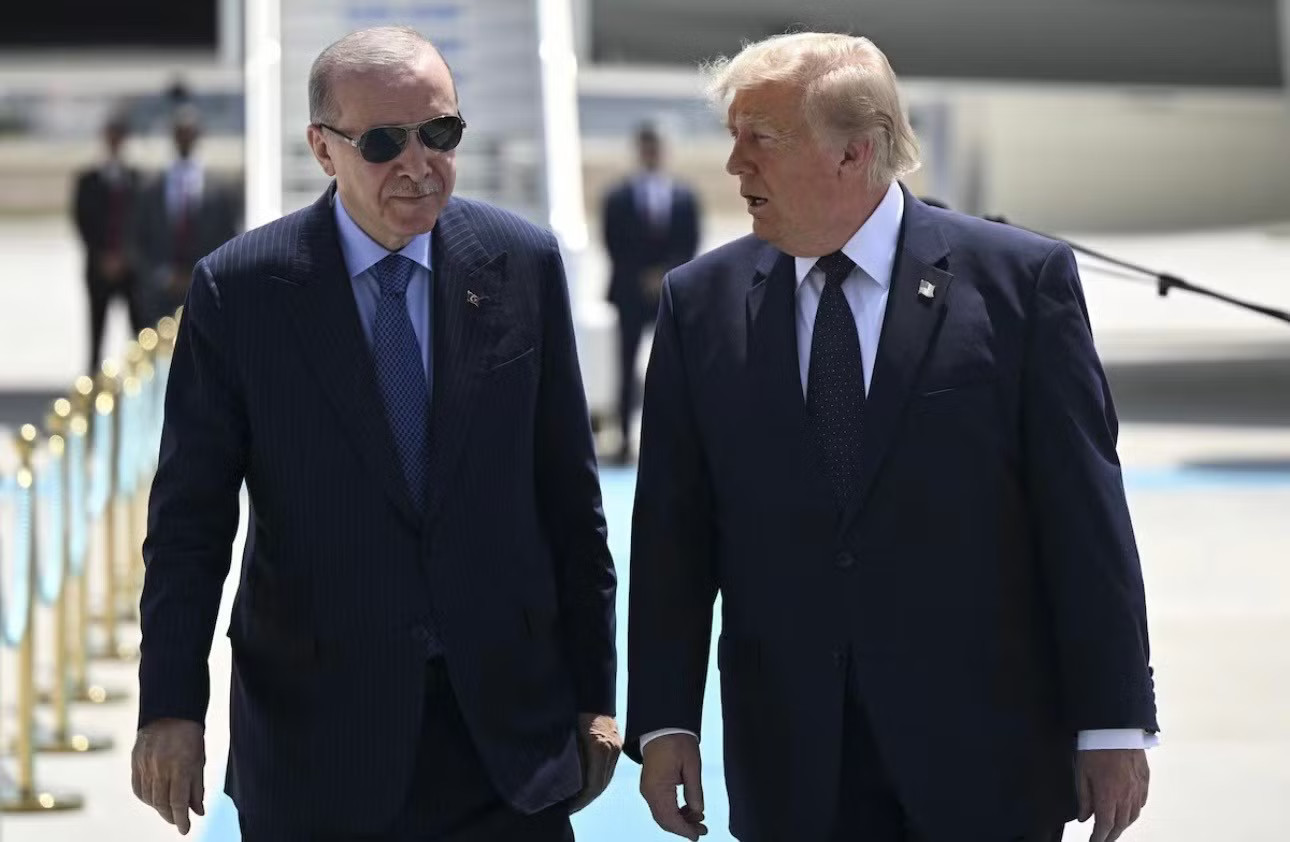 Tổng thống Thổ Nhĩ Kỳ Tayyip Erdogan và Tổng thống Mỹ Donald Trump trong dịp thượng đỉnh NATO tại Ankara. (Ảnh: Reuters) Mỹ mở kênh liên lạc bí mật với Iran, Thổ Nhĩ Kỳ sẵn sàng hỗ trợ hoà bình - Ảnh 1.