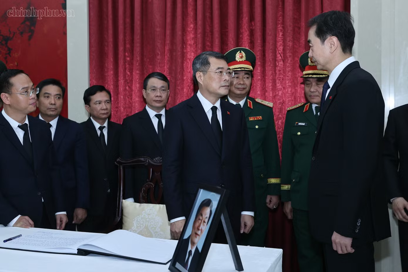 Thủ tướng Lê Minh Hưng chia buồn với Đại sứ Trung Quốc Hà Vĩ. Ảnh: VGP Thủ tướng Lê Minh Hưng viếng nguyên Thủ tướng Trung Quốc Chu Dung Cơ - Ảnh 2.