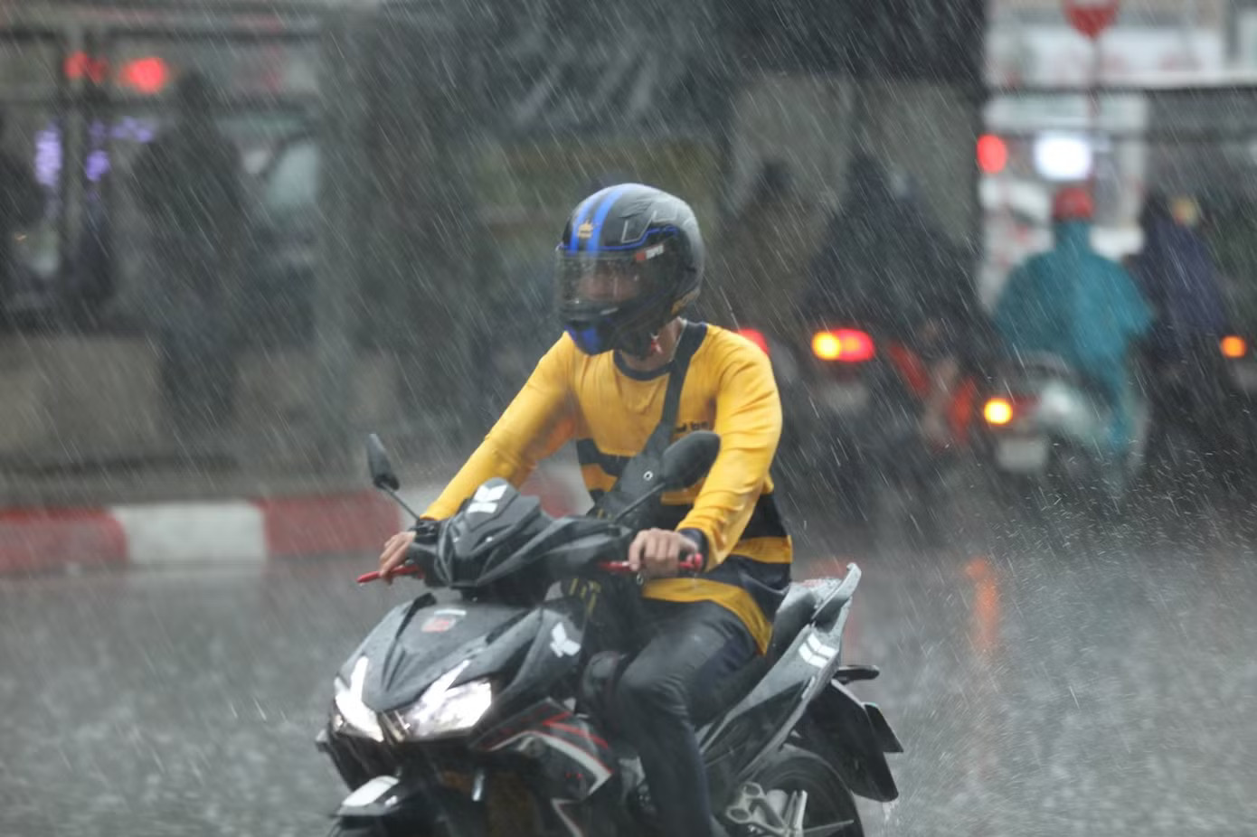 Biển Đông có áp thấp nhiệt đới - Ảnh 2.