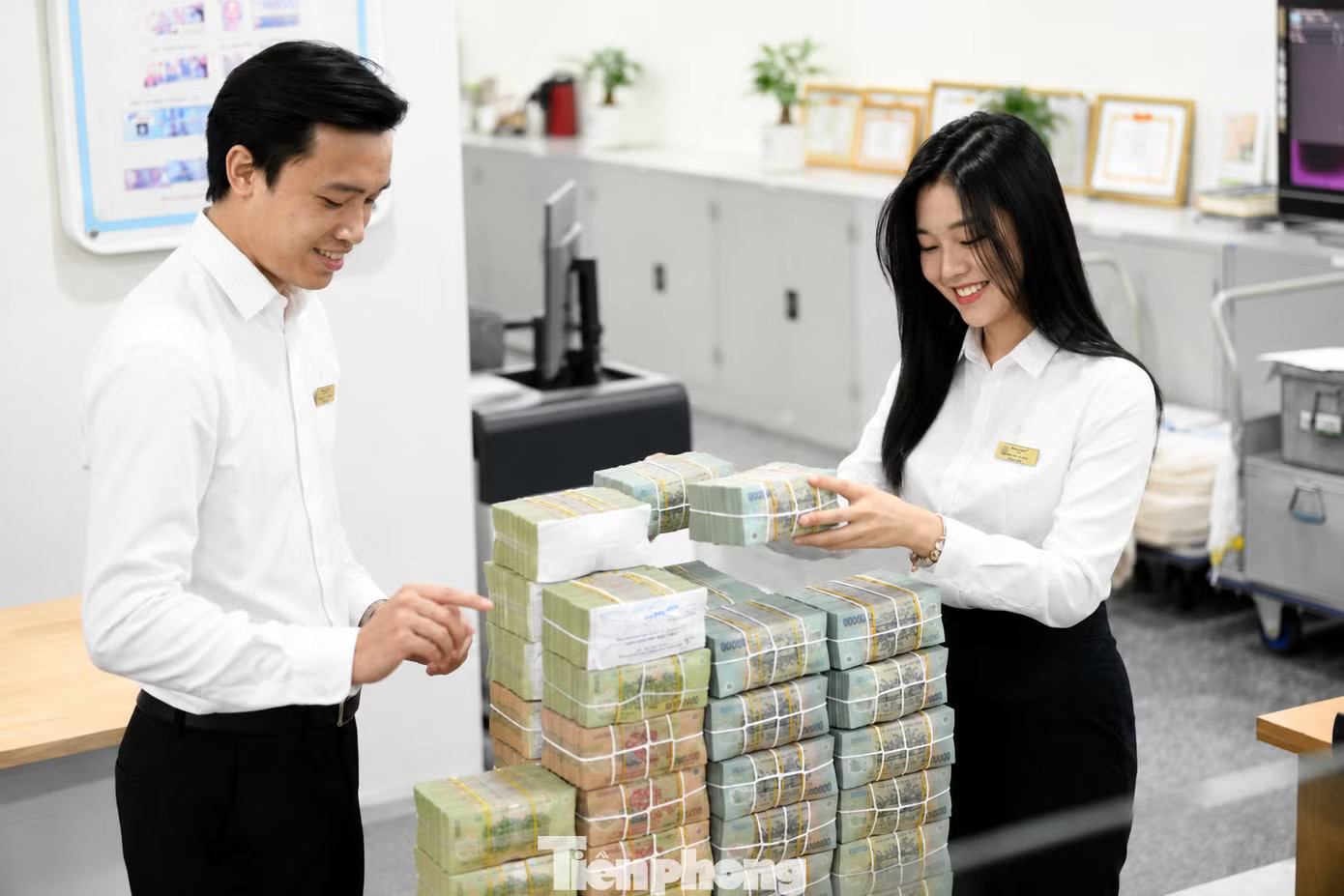 Phía sau 11 triệu tỷ đồng đang gửi trong ngân hàng - Ảnh 2.