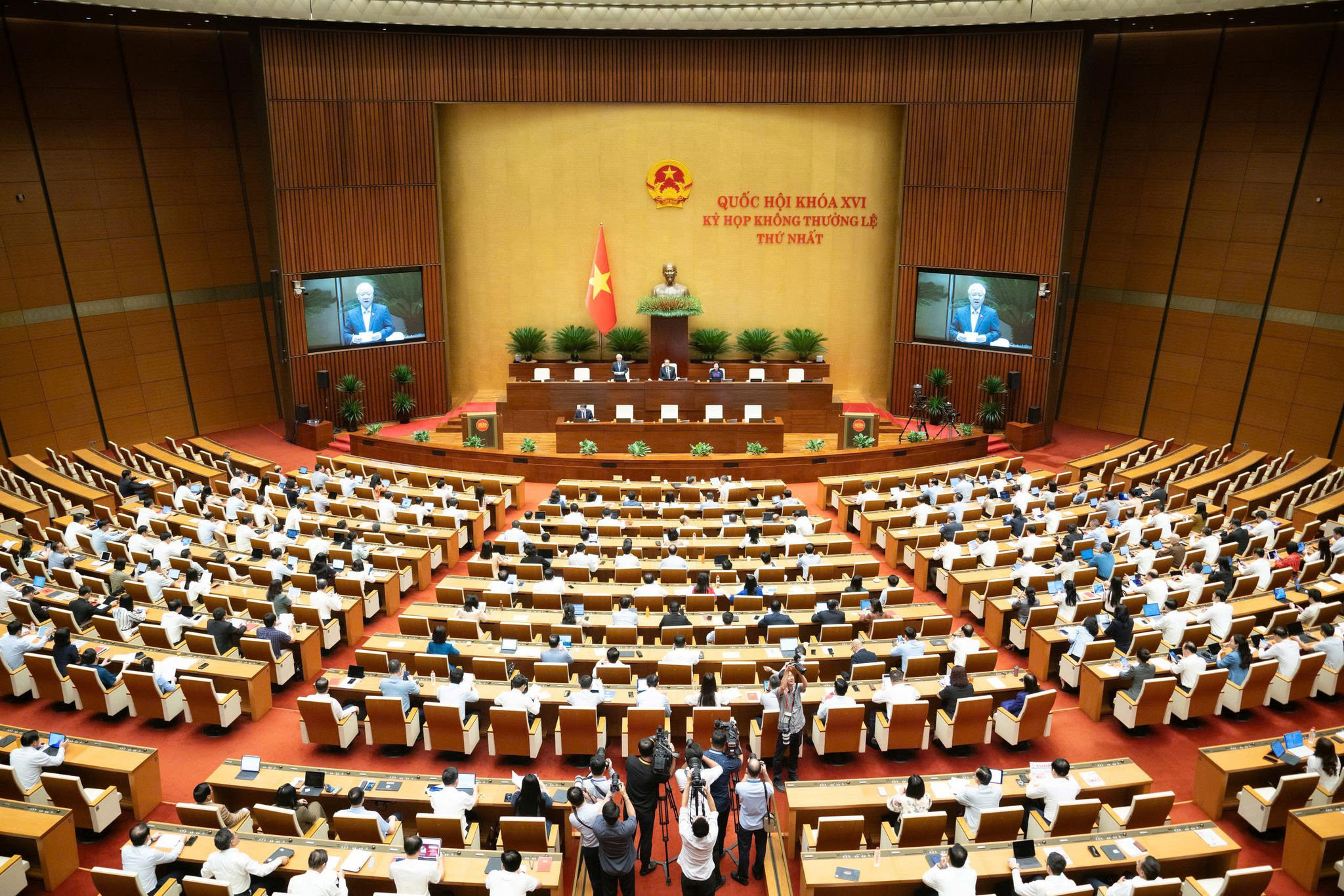quoc-hoi-hop-chinh-sua-luat-dat-dai.jpg