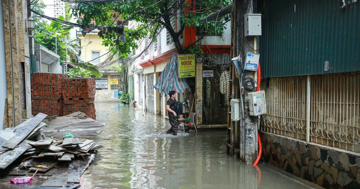 Ứng phó với mưa lớn, Hà Nội huy động 200 xe téc, trực 24/24 tại các 'điểm đen' úng ngập