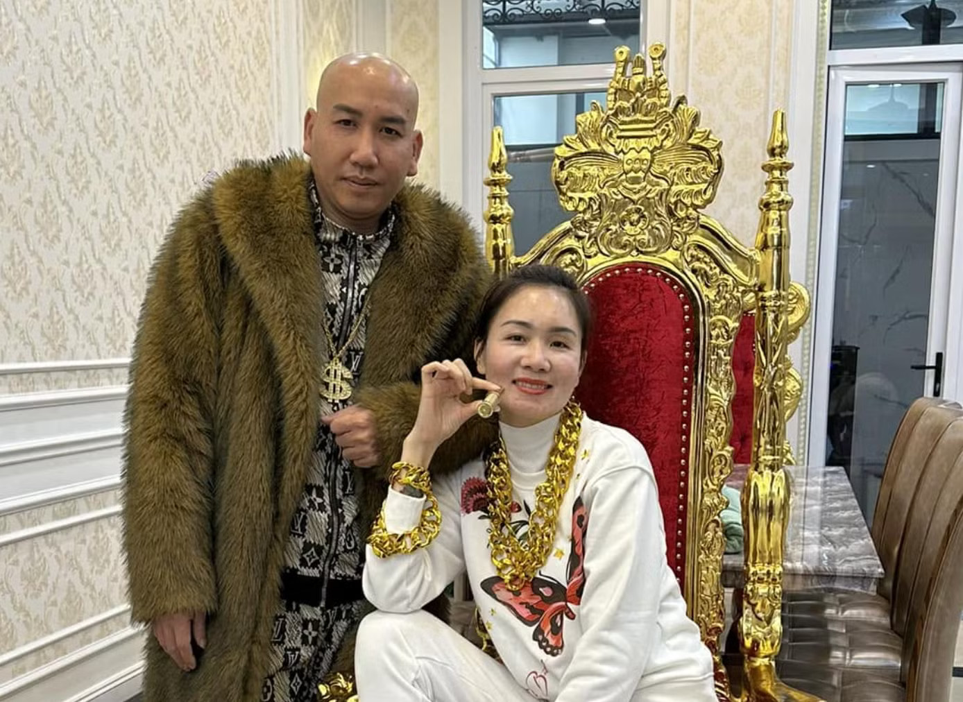 Công an Hà Nội đã khởi tố vợ chồng Phú Lê - Lã Thuý Kiều. Ảnh: FBNV. Vụ Phú Lê: Bóc chiêu giấu doanh thu trăm tỷ đồng - Ảnh 2.