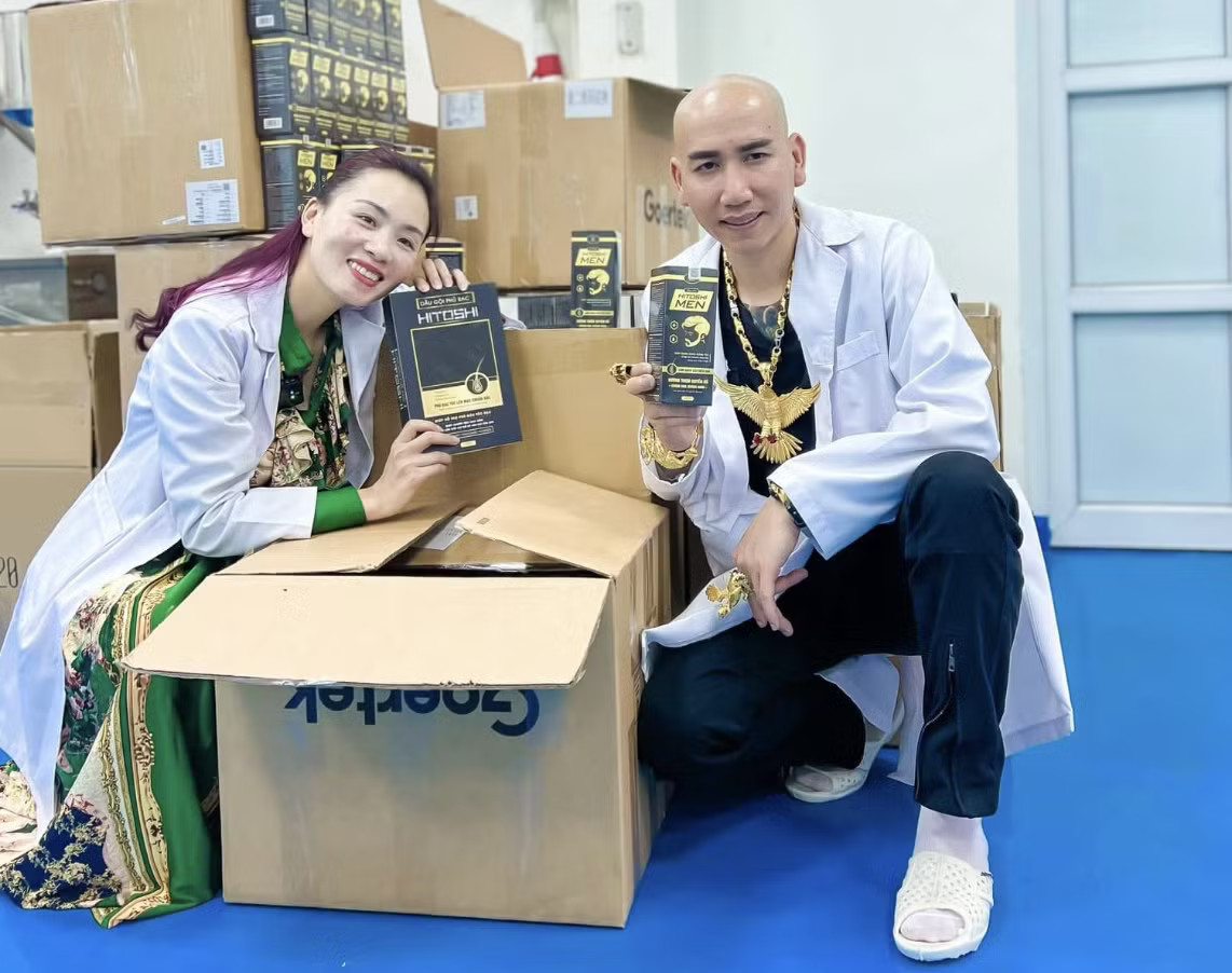 Vợ chồng Phú Lê - Thuý Kiều liên tục quảng bá sản phẩm qua trang cá nhân. Ảnh: FBNV. Vụ Phú Lê: Bóc chiêu giấu doanh thu trăm tỷ đồng - Ảnh 1.