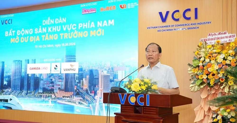 Ông Hoàng Quang Phòng, Phó Chủ tịch VCCI phát biểu tại diễn đàn. Ba xu hướng mới của thị trường bất động sản - Ảnh 1.