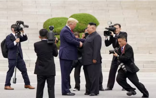 Ông Trump và ông Kim gặp nhau năm 2019. (Ảnh: Reuters) Tổng thống Trump yêu cầu sắp xếp cuộc gặp Chủ tịch Kim Jong Un trong năm nay - Ảnh 1.