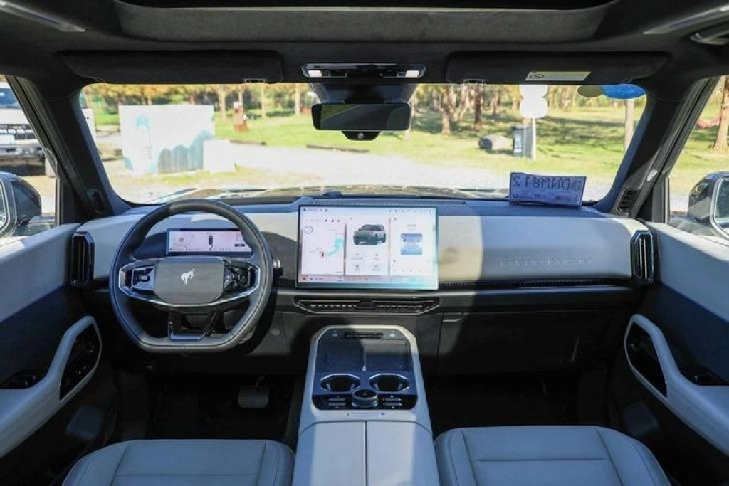 Khoang lái Ford Bronco New Energy với màn hình trung tâm cỡ lớn