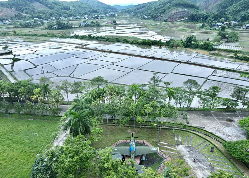 Toàn cảnh di tích sân bay Lũng Cò. Toàn cảnh di tích sân bay Lũng Cò.