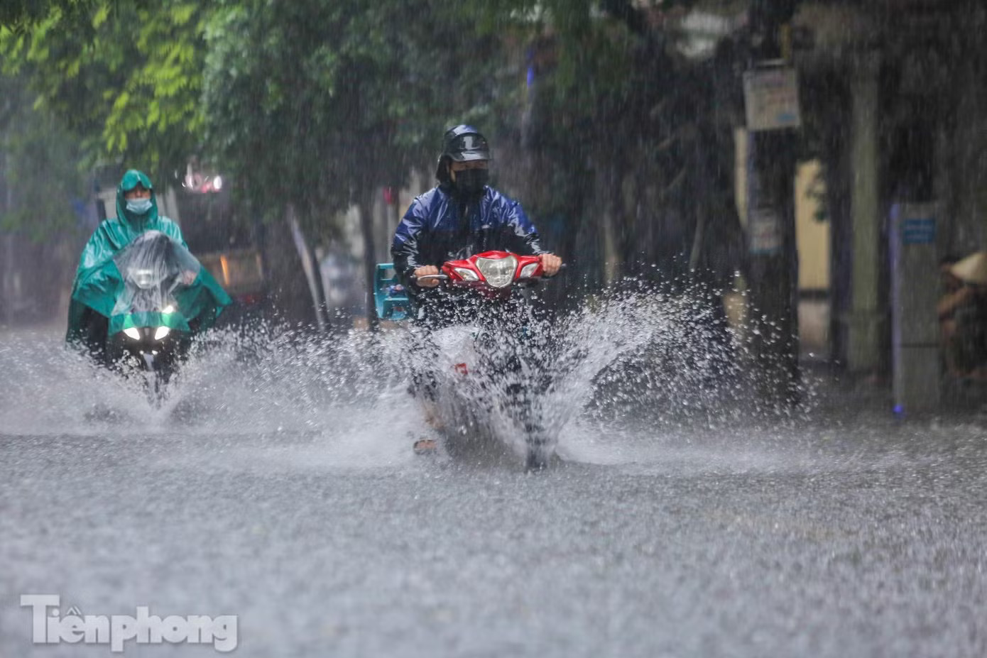 Miền Bắc, Bắc Trung Bộ tiếp tục mưa lớn trong hôm nay và ngày mai (19-20/8). Miền Bắc, miền Trung mưa lớn đến bao giờ? - Ảnh 1.