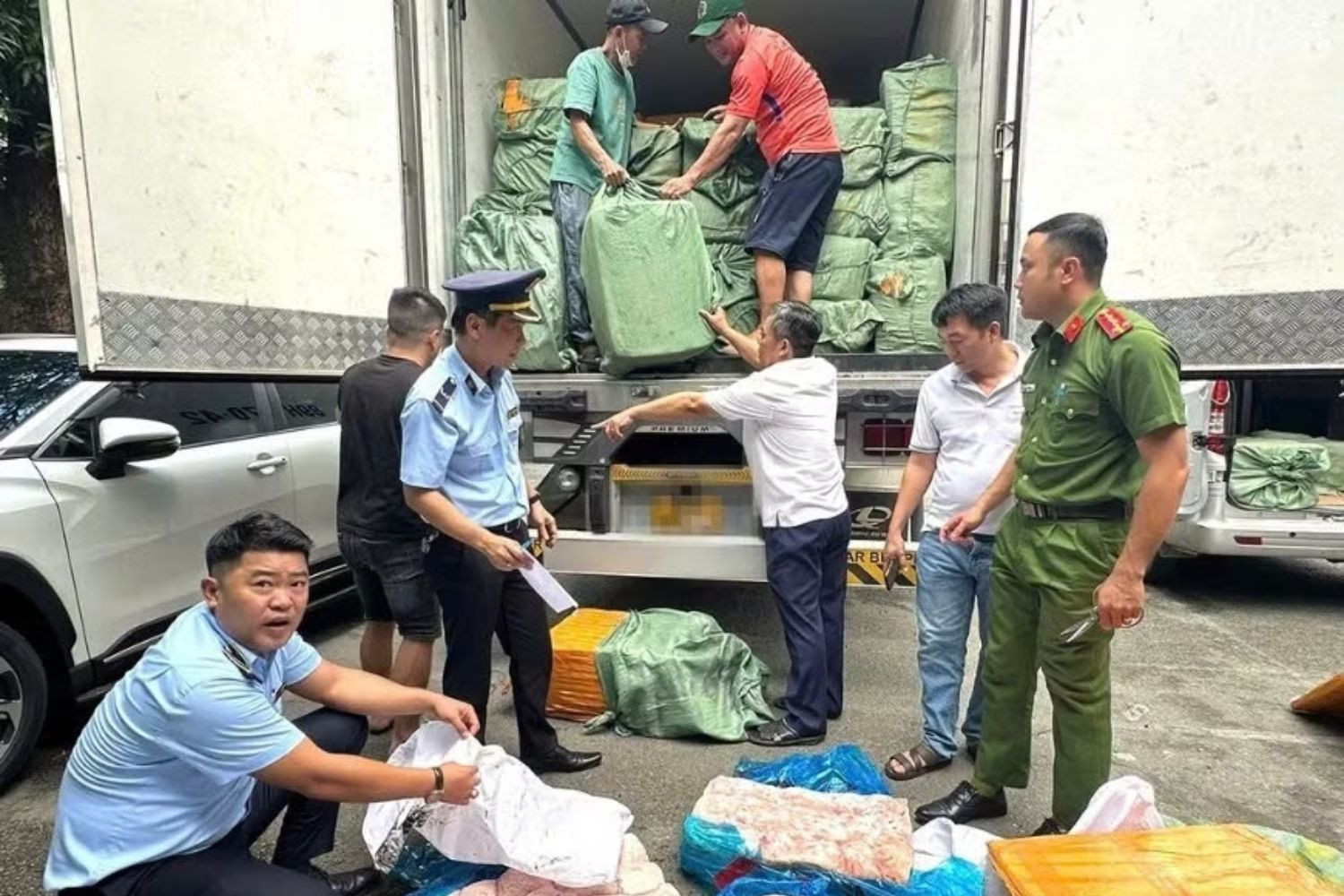 Cơ quan chức năng phát hiện thực phẩm bẩn đang chở trên xe tải