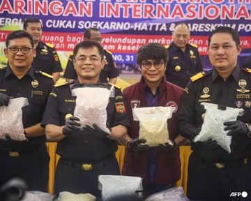 Bắt phi công hãng hàng không quốc gia Malaysia, phát hiện vali chứa hơn 70.000 viên thuốc lắc