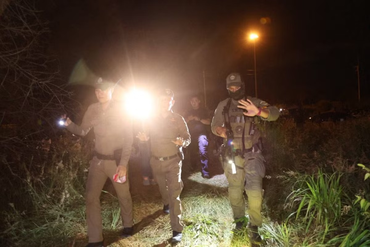 Cảnh sát tại hiện trường nơi chôn cất hai nạn nhân người Nga. (Ảnh: Bangkok Post) Rúng động vụ giết người hàng loạt ở Thái Lan - Ảnh 1.