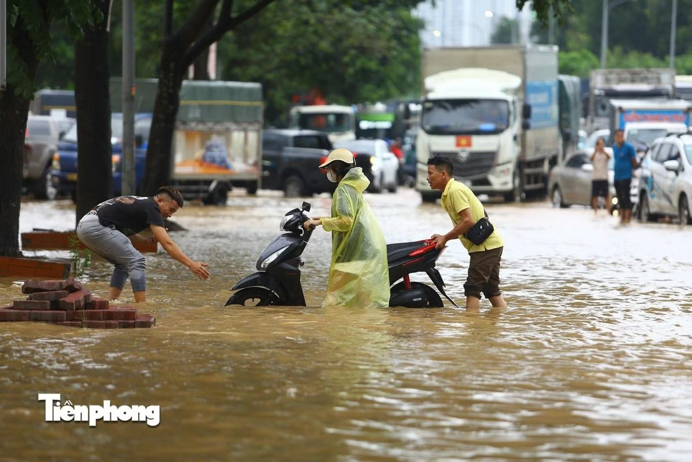 Hàng trăm phương tiện chuyên dụng và lực lượng phản ứng nhanh sẵn sàng ứng phó kịch bản mưa cực đoan trên 100mm/giờ. Hà Nội chuẩn bị kịch bản 'chống tê liệt' giao thông khi mưa cực đoan - Ảnh 1.