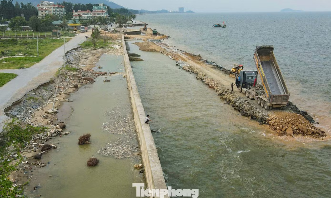Nhà thầu đổ đất, đá đắp đường công vụ, phục vụ xây dựng kè biển Hải Tiến. Lo ‘mất bãi tắm’ nổi tiếng Thanh Hóa khi xây bờ kè trăm tỷ - Ảnh 1.
