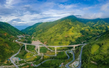 Chiêm ngưỡng cầu cạn có trụ cao nhất Việt Nam, tương đương tòa nhà 27 tầng, nối thẳng đến 'thị trấn nhỏ đẹp nhất thế giới'