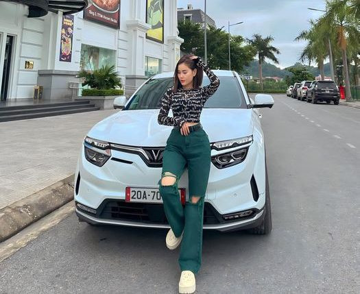 Chủ VF 8 mới mua xe được 4 ngày kể lần chạy qua nước ngập đến gương: 'Nếu là xe xăng, chắc đã thủy kích rồi'
