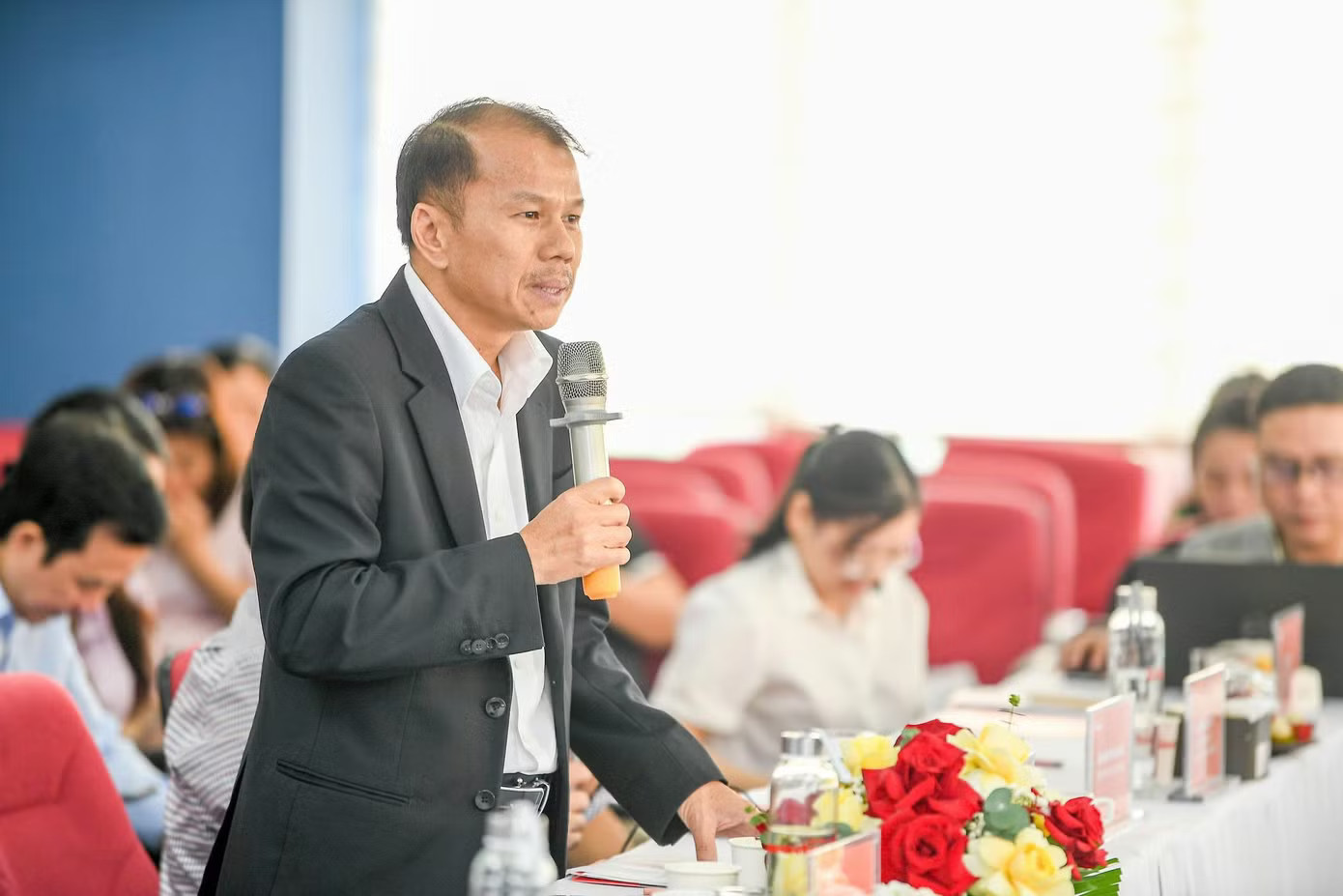 Ông Nguyễn Văn Mười, Chủ tịch Câu lạc bộ Doanh nghiệp Nông nghiệp nhiệt đới chia sẻ tại toạ đàm. Ảnh: Dương Triều Sầu riêng xuất khẩu: Quy định đã đủ, nhưng ai chịu trách nhiệm khi có sự cố? - Ảnh 1.