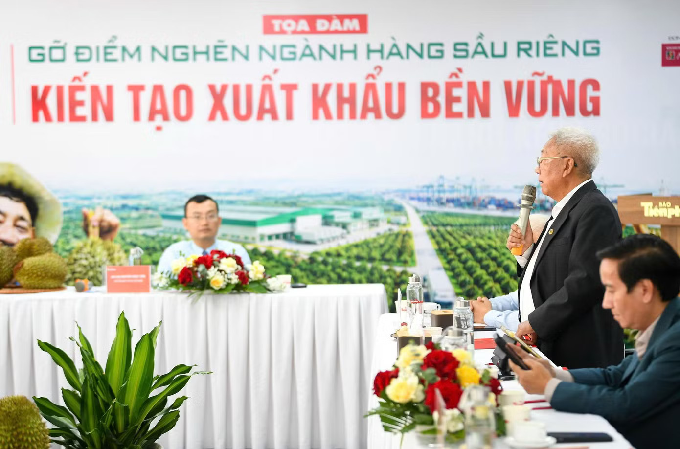 Tọa đàm “Gỡ điểm nghẽn ngành hàng sầu riêng: Kiến tạo xuất khẩu bền vững” do báo Tiền Phong tổ chức. Ảnh: Dương Triều Sầu riêng tỷ USD: Kiểm soát rủi ro phải theo kịp tăng trưởng - Ảnh 2.