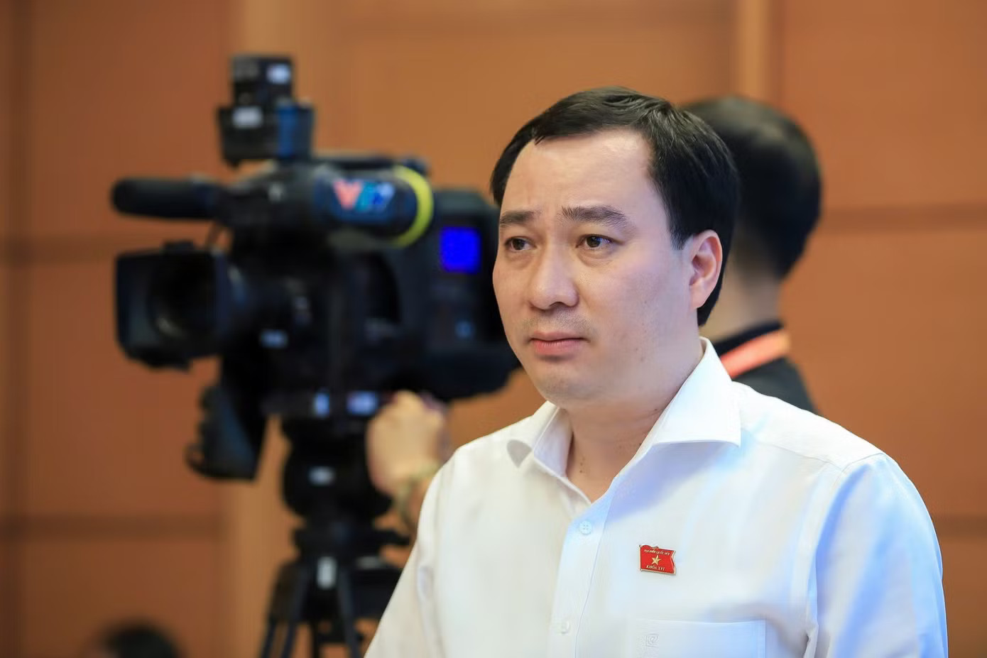 Đại biểu Quốc hội Vũ Văn Tiến. Thủ tướng: Đảm bảo quyền tài sản của người dân khi cải tạo nhà ở hết hạn - Ảnh 2.