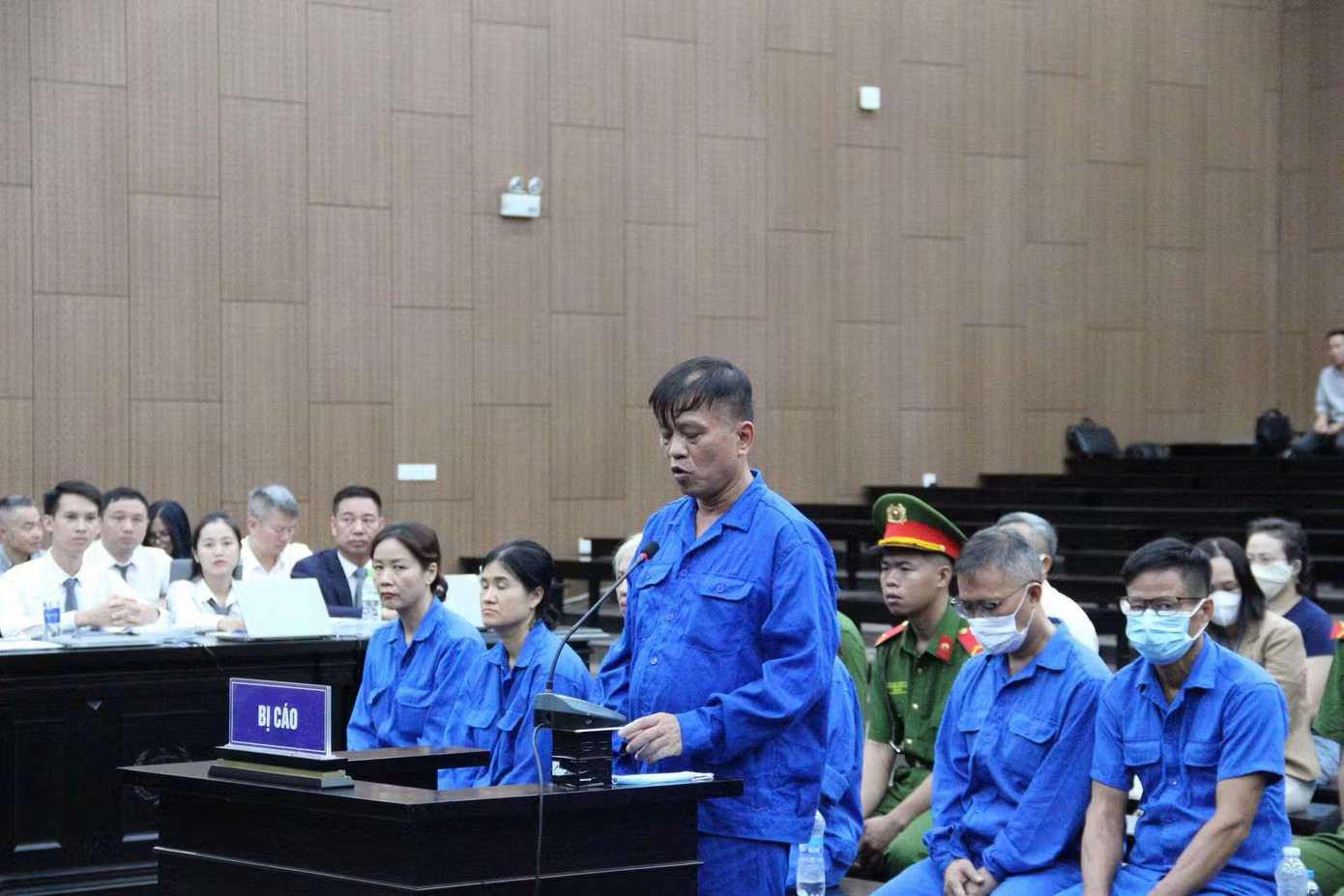 Bị cáo Nguyễn Bá Hoan. Cựu Thứ trưởng Nguyễn Bá Hoan bị đề nghị mức án 12 - 13 năm tù - Ảnh 1.