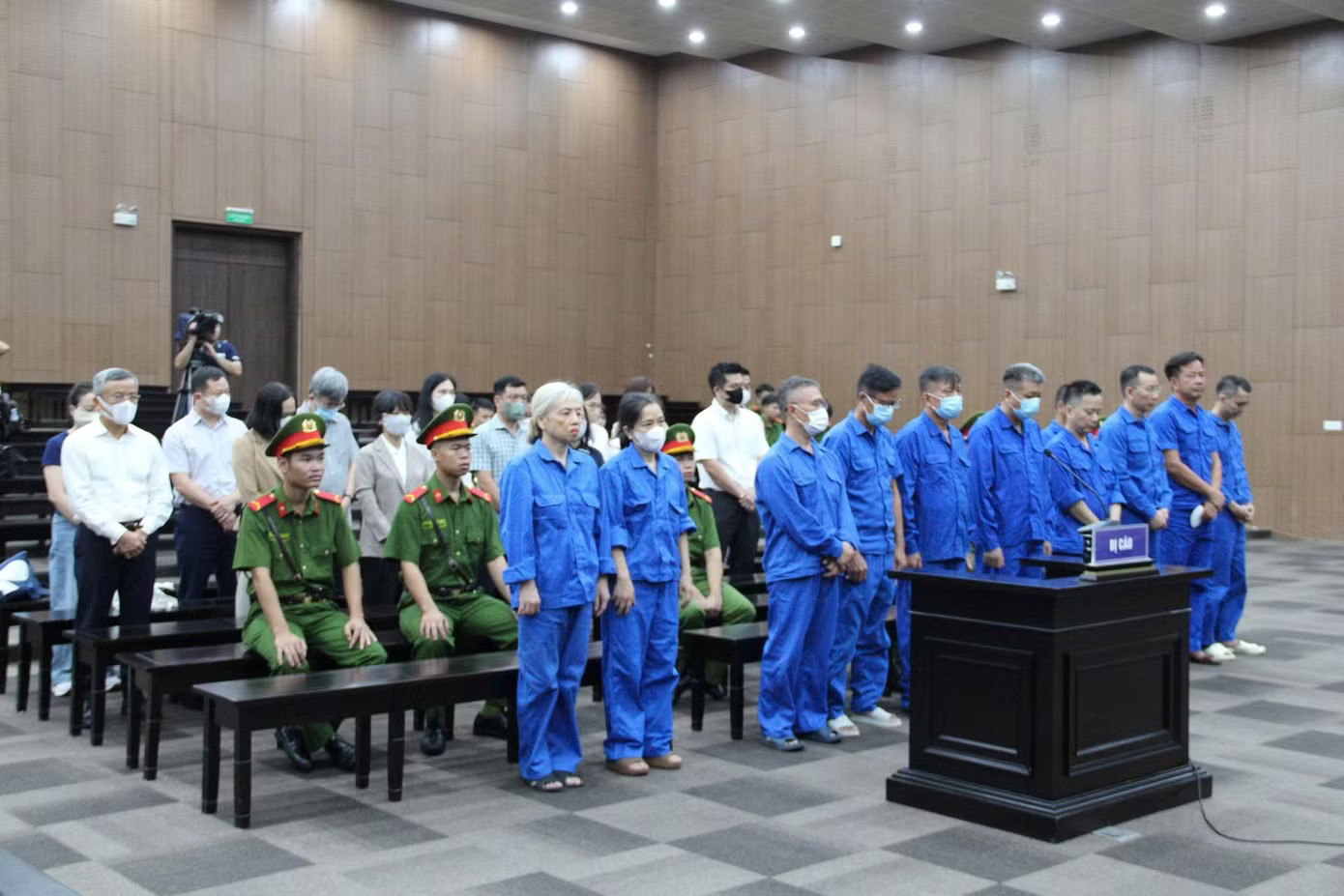 Các bị cáo trong vụ án. Cựu Thứ trưởng Nguyễn Bá Hoan bị đề nghị mức án 12 - 13 năm tù - Ảnh 2.