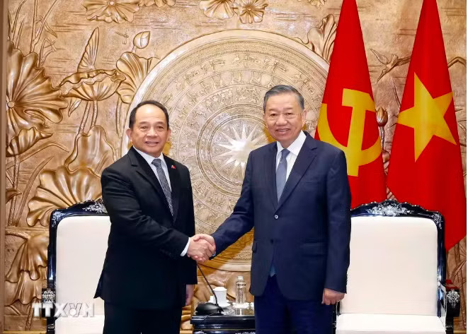 Tổng Bí thư, Chủ tịch nước Tô Lâm tiếp Cố vấn Hội đồng An ninh Quốc gia Philippines Eduardo San Lorenzo Oban Jr. Ảnh: TTXVN Việt Nam đề nghị Philippines phối hợp giải quyết các vấn đề có lợi ích chung trên Biển Đông - Ảnh 1.