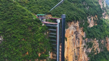 Láng giềng Việt Nam xây thang máy giữa hẻm núi ở độ cao 288m, rút ngắn thời gian di chuyển từ 3 giờ xuống còn 30 phút
