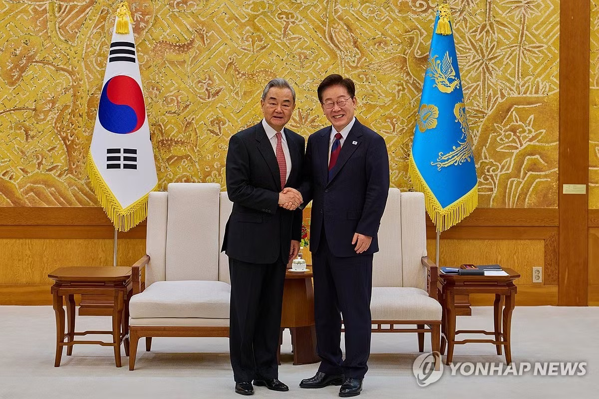Tổng thống Hàn Quốc Lee Jae Myung và Ngoại trưởng Trung Quốc Vương Nghị. (Ảnh: Yonhap) Ngoại trưởng Vương Nghị thúc giục Hàn Quốc không chọn phe, duy trì chính sách thân thiện với Trung Quốc - Ảnh 1.