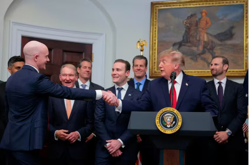 Tổng thống Mỹ Donald Trump bắt tay CEO Brian Armstrong của Coinbase khi phát biểu trước các lãnh đạo doanh nghiệp tiền điện tử tại Nhà Trắng, ngày 19/8. (Ảnh: Reuters) Những ‘ông vua’ mới đang chi phối bầu cử Mỹ - Ảnh 1.