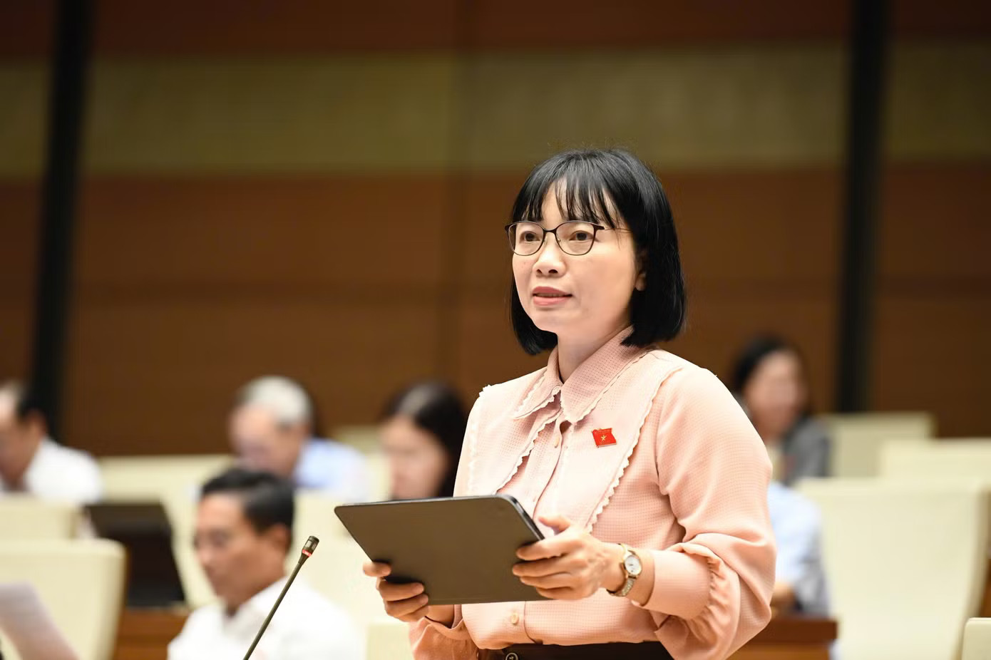 Đại biểu Nguyễn Thị Việt Nga. (Ảnh: Như Ý) Lương 9 triệu đồng, giá nhà ở xã hội hơn 1 tỷ đồng: Giấc mơ an cư xa đến đâu? - Ảnh 2.
